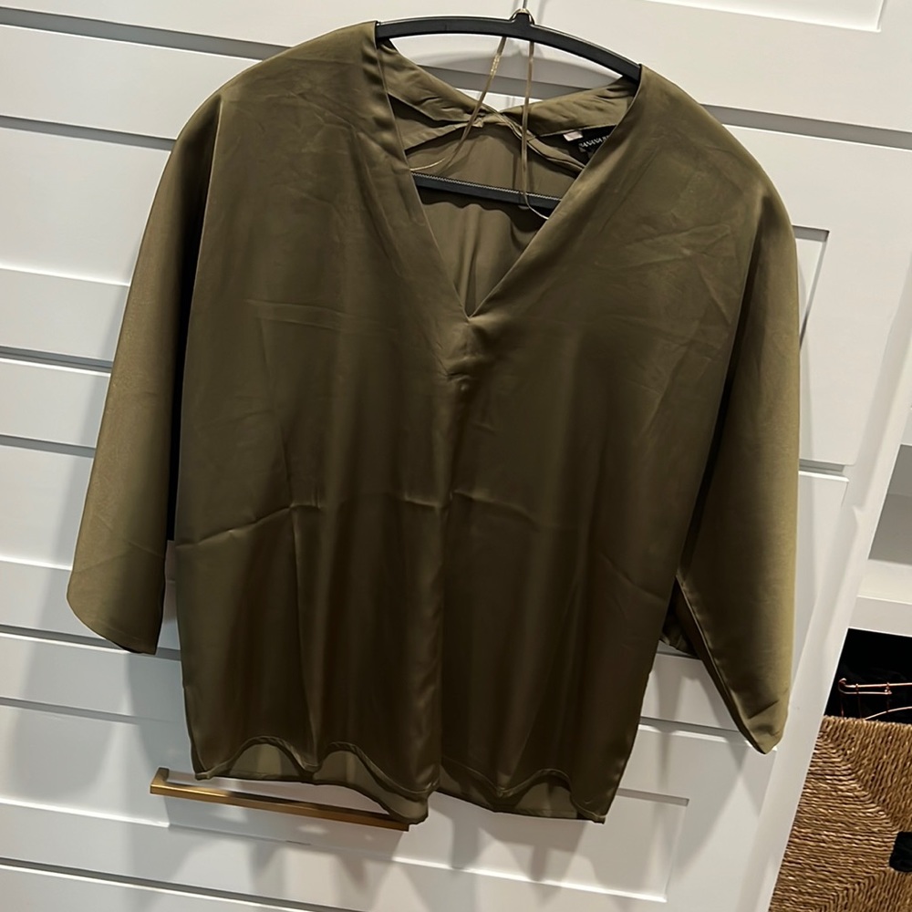 BRAND NEW BANANA REPUBLIC SILK TOP